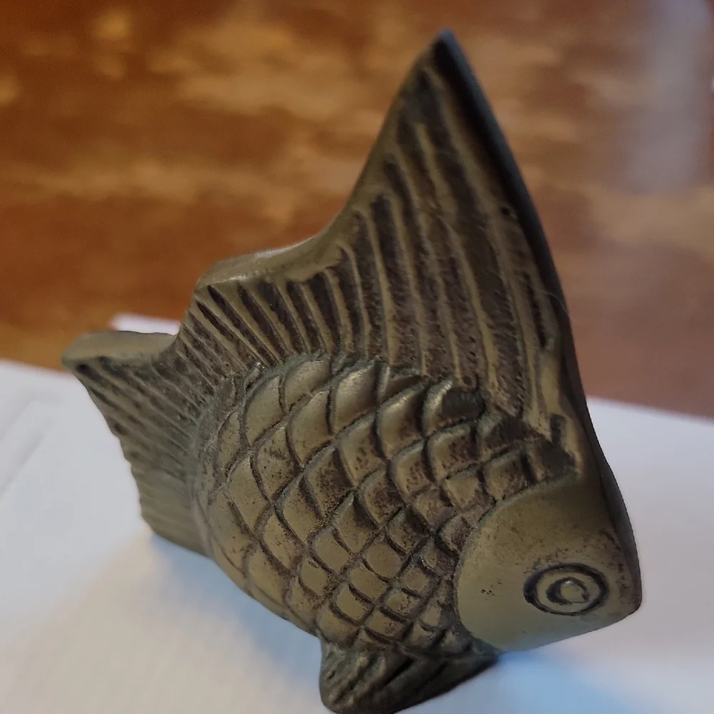 Elegant Gold Fish Decor